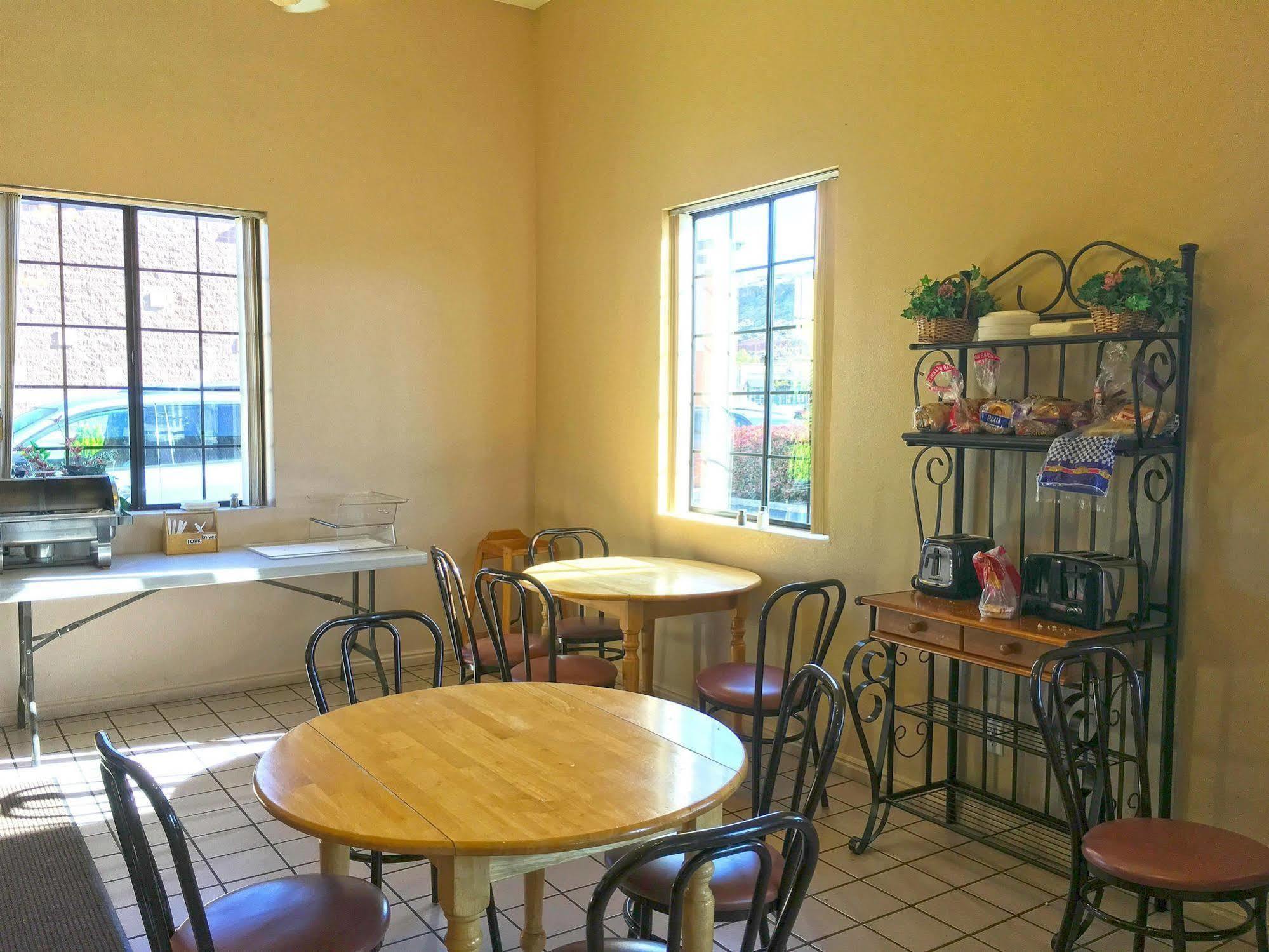 America'S Best Inn & Suites Saint George Bagian luar foto