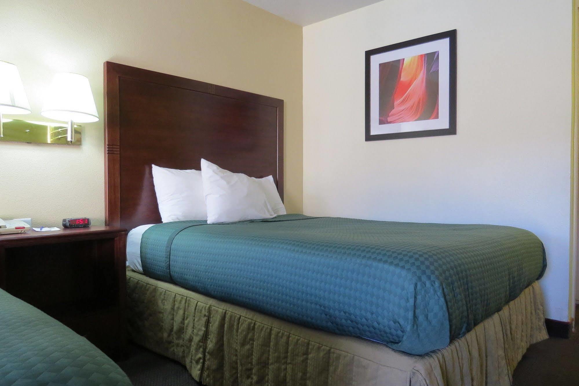 America'S Best Inn & Suites Saint George Bagian luar foto
