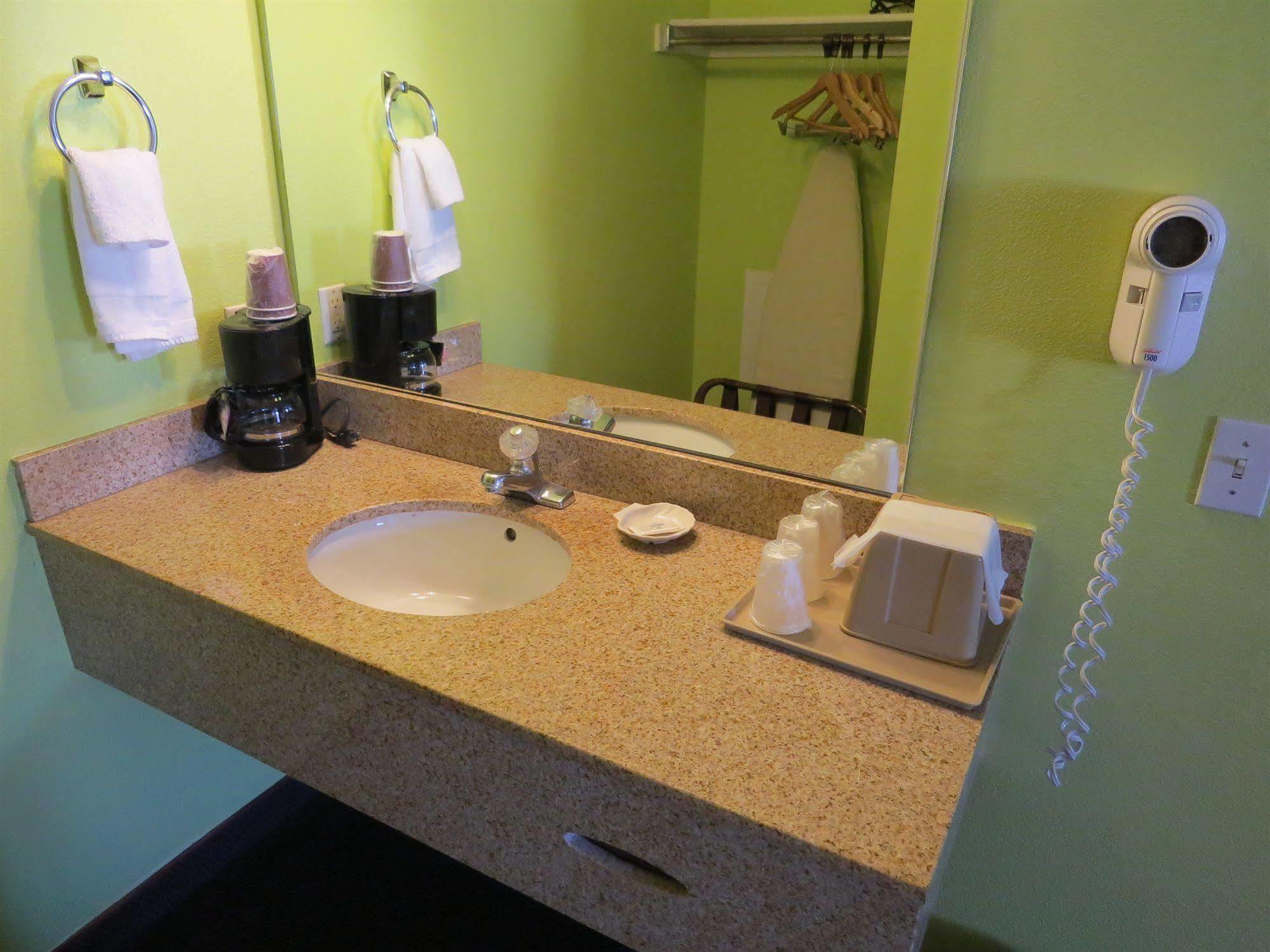 America'S Best Inn & Suites Saint George Bagian luar foto