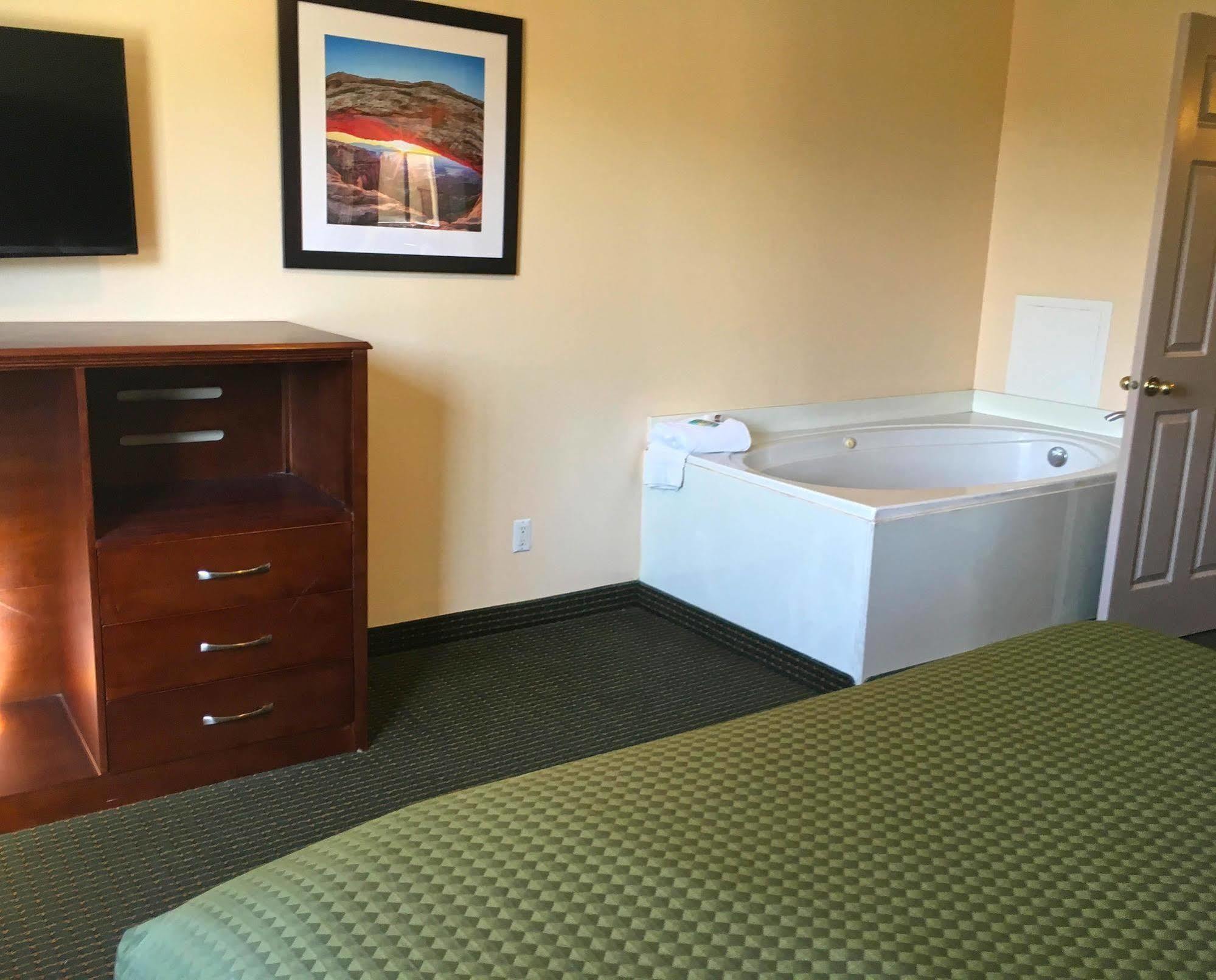 America'S Best Inn & Suites Saint George Bagian luar foto